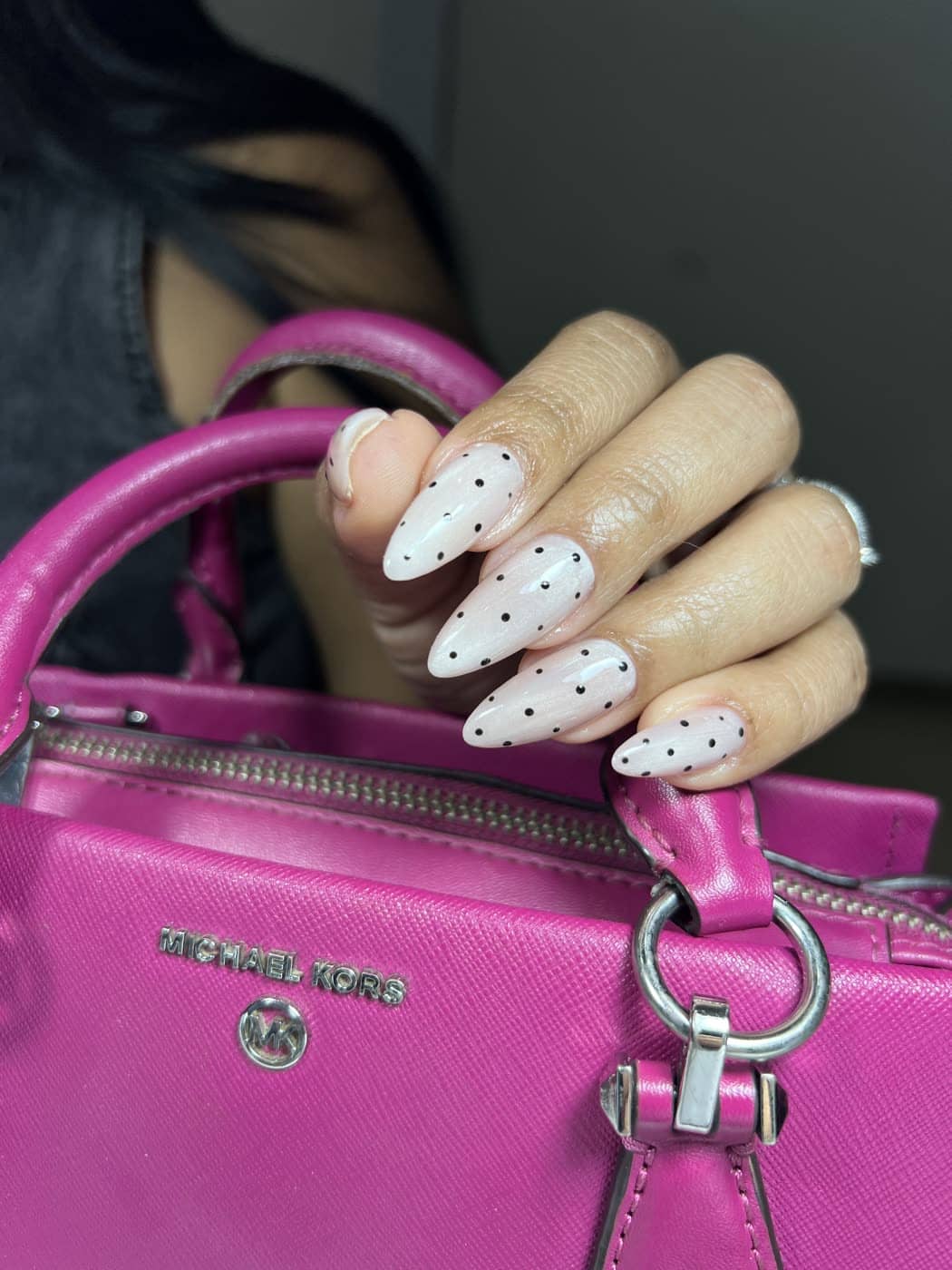 Uñas almendra en nude con puntos negros
