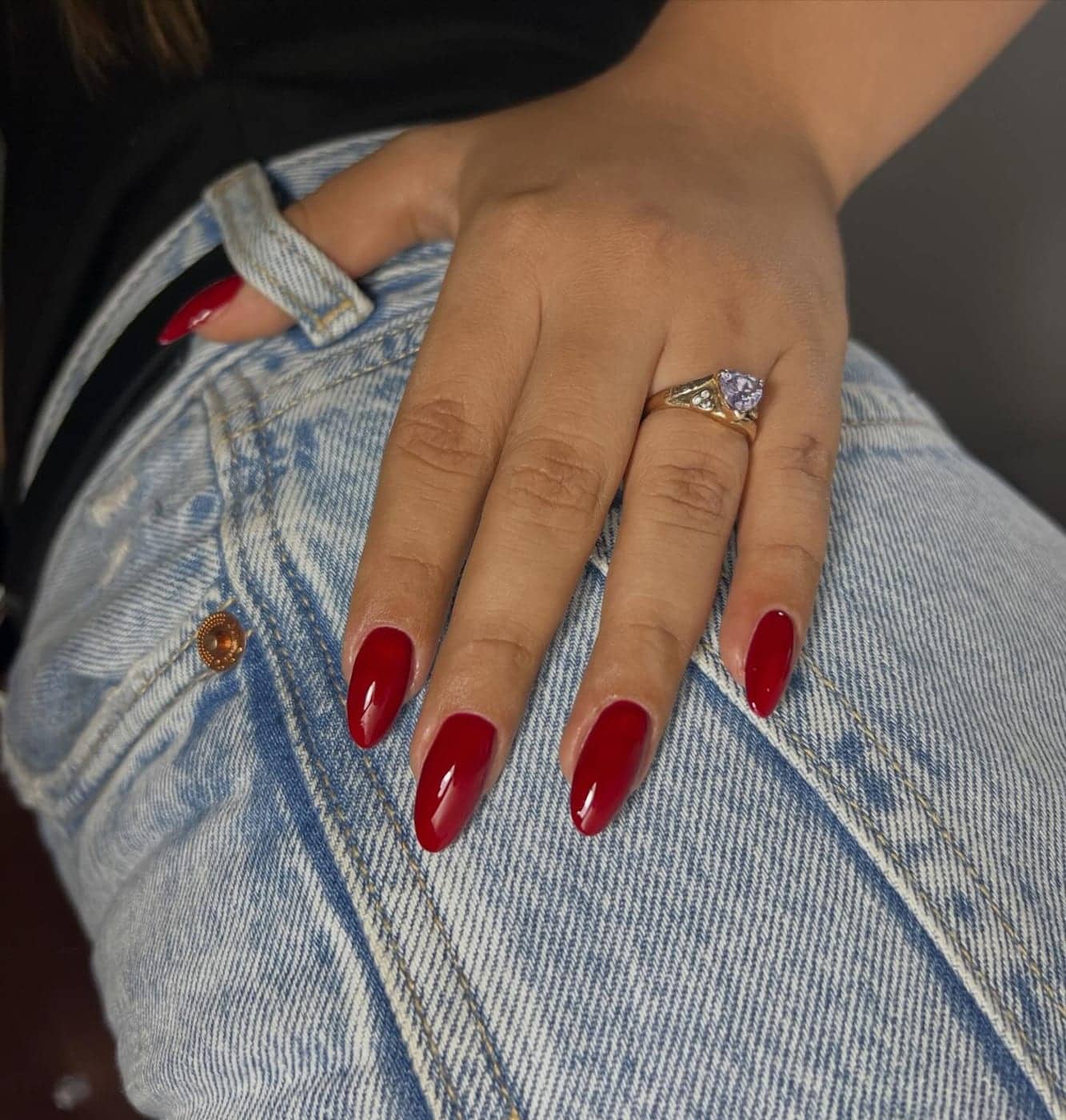 Uñas rojas en forma de almendra