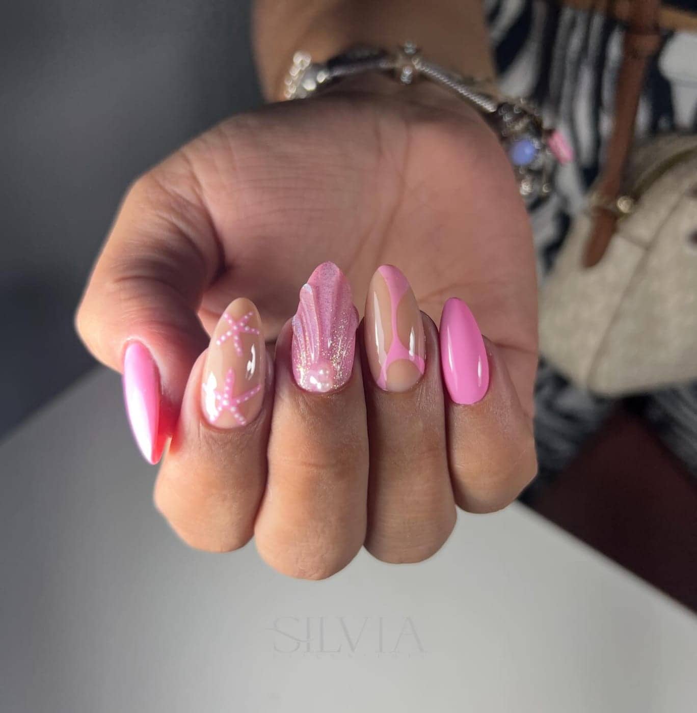 Uñas rosadas con diseño y brillo