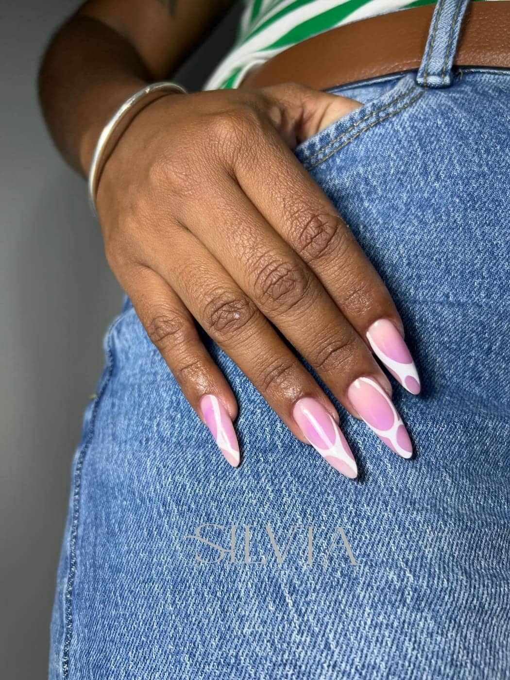 Uñas largas en tono rosado