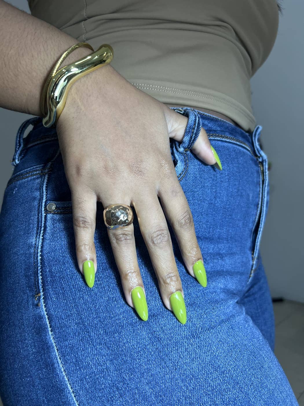 Uñas largas en verde limón